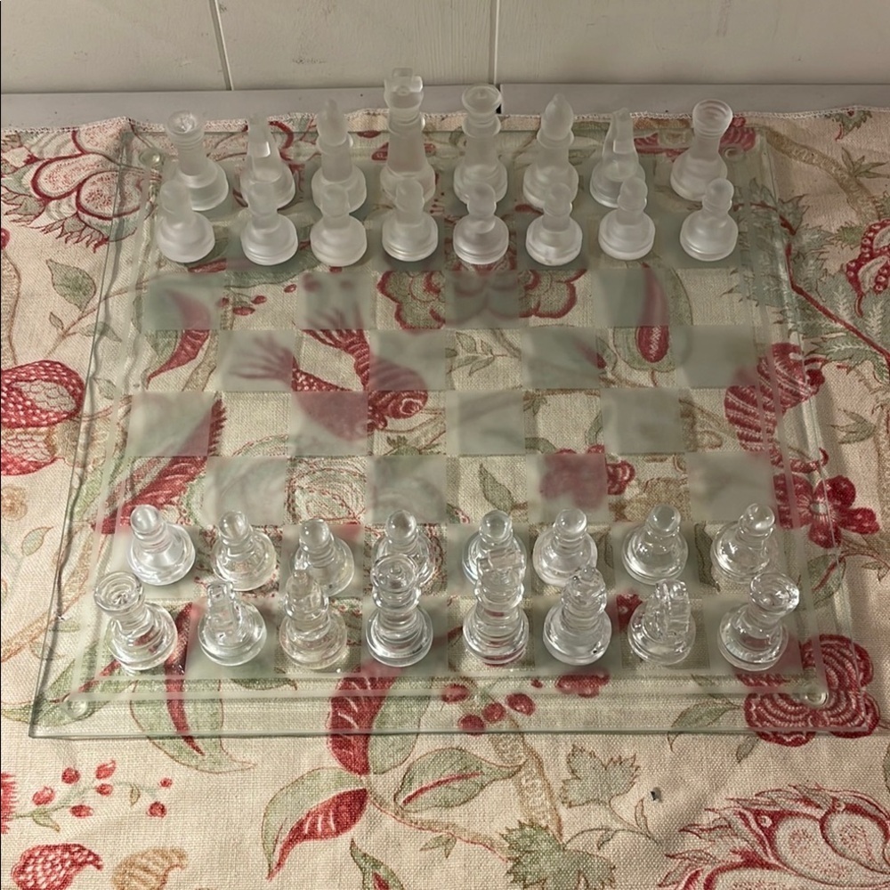 Source Unknown White and Frosted Chess Board Game Set